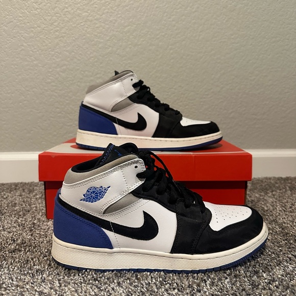 Jordan 1 Mid SE Royal Black Toe - Picture 2 of 4
